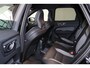 Volvo XC60 T6 Recharge AWD Plus Black Edition - IntelliSafe Assist & Surround - 22" 5-Dubbel Spaaks Glossy Black / Diamond Cut velgen - Harman/Kardon audio - Adaptieve LED koplampen - Parkeercamera achter - Verwarmde voorstoelen, stuur & achterbank - Parkeersensoren voor & achter - Elektr. bedienb. voorstoelen met geheugen - Draadloze tel. lader - Elektr. inklapbare trekhaak
