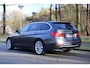 BMW 3-Serie Touring 328i Executive Luxury Line | AUT | Navi Pro | Bi-Xenon | Stoelverwarming | Sportstoelen | PDC | Elektr. Trekhaak | Stuurwiel verwarmd | Clima | Cruise | Etc.