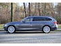 BMW 3-Serie Touring 328i Executive Luxury Line | AUT | Navi Pro | Bi-Xenon | Stoelverwarming | Sportstoelen | PDC | Elektr. Trekhaak | Stuurwiel verwarmd | Clima | Cruise | Etc.
