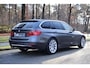 BMW 3-Serie Touring 328i Executive Luxury Line | AUT | Navi Pro | Bi-Xenon | Stoelverwarming | Sportstoelen | PDC | Elektr. Trekhaak | Stuurwiel verwarmd | Clima | Cruise | Etc.