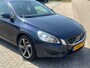 Volvo S60 1.6 T4 Kinetic 180PK AUTOMAAT! Navi l Cruise l LED l Airco ECC! 1e eigenaar l NL AUTO DEALER OH l NIEUWSTAAT!