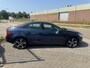 Volvo S60 1.6 T4 Kinetic 180PK AUTOMAAT! Navi l Cruise l LED l Airco ECC! 1e eigenaar l NL AUTO DEALER OH l NIEUWSTAAT!