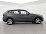 BMW X1 sDrive20i 184 PK AUT. ORIG. NL *94.700 KM* + TREKHAAK | NAVI PRO | MINERALGRAU