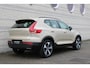 Volvo XC40 2.0 B4 Plus Dark | Semi elektrisch inklapbare trekhaak | 19" lichtmetalen velgen | All Seasonbanden | Noodreservewiel | Verwarmbare voorstoelen | Driver Awareness | Adaptive Cruise control | Pilot Assist | Driver Assist | Verwarmbaar stuurwiel | Camera achter | Draadloze telefoonoplader | Keyless Entry | Keyless Drive | Verwarmbare voorruit | Premium Sound by Harman Kardon | Elektrisch verstelbare voorstoelen | Apple Carplay/Android Auto | Google Maps | Google Assistant | Blis | Elektrisch bedienbare achterklep