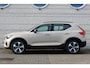 Volvo XC40 2.0 B4 Plus Dark | Semi elektrisch inklapbare trekhaak | 19" lichtmetalen velgen | All Seasonbanden | Noodreservewiel | Verwarmbare voorstoelen | Driver Awareness | Adaptive Cruise control | Pilot Assist | Driver Assist | Verwarmbaar stuurwiel | Camera achter | Draadloze telefoonoplader | Keyless Entry | Keyless Drive | Verwarmbare voorruit | Premium Sound by Harman Kardon | Elektrisch verstelbare voorstoelen | Apple Carplay/Android Auto | Google Maps | Google Assistant | Blis | Elektrisch bedienbare achterklep