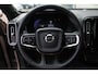 Volvo XC40 2.0 B4 Plus Dark | Semi elektrisch inklapbare trekhaak | 19" lichtmetalen velgen | All Seasonbanden | Noodreservewiel | Verwarmbare voorstoelen | Driver Awareness | Adaptive Cruise control | Pilot Assist | Driver Assist | Verwarmbaar stuurwiel | Camera achter | Draadloze telefoonoplader | Keyless Entry | Keyless Drive | Verwarmbare voorruit | Premium Sound by Harman Kardon | Elektrisch verstelbare voorstoelen | Apple Carplay/Android Auto | Google Maps | Google Assistant | Blis | Elektrisch bedienbare achterklep