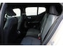 Volvo XC40 2.0 B4 Plus Dark | Semi elektrisch inklapbare trekhaak | 19" lichtmetalen velgen | All Seasonbanden | Noodreservewiel | Verwarmbare voorstoelen | Driver Awareness | Adaptive Cruise control | Pilot Assist | Driver Assist | Verwarmbaar stuurwiel | Camera achter | Draadloze telefoonoplader | Keyless Entry | Keyless Drive | Verwarmbare voorruit | Premium Sound by Harman Kardon | Elektrisch verstelbare voorstoelen | Apple Carplay/Android Auto | Google Maps | Google Assistant | Blis | Elektrisch bedienbare achterklep