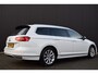 Volkswagen Passat Variant 1.6 TDi Highline R-Line LED | Leder/Alcantara | Carplay | Virtual | Camera | Trekhaak | Sportstoelen