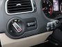 Volkswagen Polo 1.4-16V Comfortline Airco, Bandenspanningscontrolesysteem, Bluetooth, Cruise control, Elektronisch Stabiliteits Programma, Elektronische remkrachtverdeling, Getint warmtewerend glas, Stuurbekrachtiging snelheids De Volkswagen Polo 1.4-16V Comfortline uit 2010 is een compacte hatchback met een goede balans tussen comfort, kwaliteit en praktische bruikbaarheid. Hij heeft een 1.4 liter benzinemotor die