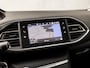Peugeot 308 SW 1.2 PureTech Sport (PANORAMADAK, APPLE CARPLAY, GROOT NAVI, LEDER, STOELVERWARMING, 360 CAMERA, GETINT GLAS, TREKHAAK, CRUISE, NIEUWE APK, NIEUWSTAAT)