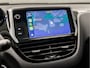 Peugeot 2008 1.2 PureTech Allure Sport Automaat (PANORAMADAK, APPLE CARPLAY, NAVIGATIE, CLIMATE, LEDER, GETINT GLAS, SPORTSTOELEN, PARKEERSENSOREN, LM VELGEN, TREKHAAK, NIEUWSTAAT)