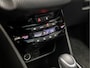 Peugeot 2008 1.2 PureTech Allure Sport Automaat (PANORAMADAK, APPLE CARPLAY, NAVIGATIE, CLIMATE, LEDER, GETINT GLAS, SPORTSTOELEN, PARKEERSENSOREN, LM VELGEN, TREKHAAK, NIEUWSTAAT)