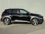 Hyundai Kona 1.0 T-GDI Fashion / Apple Carplay & Android Auto / Achteruitrijcamera / 18" Lichtmetalen Velgen / Stoel & Stuurverwarming / Keyless Entry & Start / Dode Hoek Detectie / LED / Draadloze Telefoonlader /