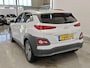 Hyundai Kona Electric 64 kWh 204pk EV Premium | SOH 98,5% | Leder | CarPlay | Camera | PDC V+A | Stuur- en Stoelverwarming | 3 fase | 17"