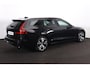 Volvo V60 B3 Plus Dark - IntelliSafe Assist & Surround - Parkeercamera achter - Verwarmde voorstoelen, stuur & achterbank - Parkeersensoren voor & achter - Elektr. bedienb. voorstoelen met geheugen - Draadloze tel. lader - High Performance audio - 18' LMV