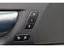 Volvo V60 B3 Plus Dark - IntelliSafe Assist & Surround - Parkeercamera achter - Verwarmde voorstoelen, stuur & achterbank - Parkeersensoren voor & achter - Elektr. bedienb. voorstoelen met geheugen - Draadloze tel. lader - High Performance audio - 18' LMV
