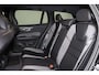 Volvo V60 B3 Plus Dark - IntelliSafe Assist & Surround - Parkeercamera achter - Verwarmde voorstoelen, stuur & achterbank - Parkeersensoren voor & achter - Elektr. bedienb. voorstoelen met geheugen - Draadloze tel. lader - High Performance audio - 18' LMV