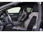 Volvo V60 B3 Plus Dark - IntelliSafe Assist & Surround - Parkeercamera achter - Verwarmde voorstoelen, stuur & achterbank - Parkeersensoren voor & achter - Elektr. bedienb. voorstoelen met geheugen - Draadloze tel. lader - High Performance audio - 18' LMV