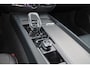 Volvo V60 B3 Plus Dark - IntelliSafe Assist & Surround - Parkeercamera achter - Verwarmde voorstoelen, stuur & achterbank - Parkeersensoren voor & achter - Elektr. bedienb. voorstoelen met geheugen - Draadloze tel. lader - High Performance audio - 18' LMV
