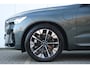 Volvo XC60 T6 350PK Plug-in hybrid AWD Ultra Dark | Luchtvering | Adaptive Cruise & Pilot Assist | Premium Harman/Kardon Audio | 360 Camera | 20" Velgen | Schuif-/kanteldak | Stoel & Stuurverwarming | Power Seats incl. Memory | Panoramisch Schuif-/kanteldak | Verwarmbare Buitenste Zittingen Achter | Elektr. Achterklep | Head-up display |