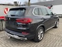 BMW X5 xDrive45e High Executive 19''/Trekhaak/Harman Kardon/Keyless/Head-up/Adaptieve cruise/Dodehoek/Stuur + stoelverwarming v+a/Luchtvering/Leder + memory
