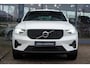 Volvo XC40 2.0 B4 Plus Dark | Adaptieve Cruise + Pilot Assist | Elek. Trekhaak | Stoel & Stuurverwarming | Elek. Stoelen + Geheugen | Parkeer Camera | Elek. Achterklep | Google | Keyless Entry