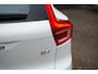 Volvo XC40 2.0 B4 Plus Dark | Adaptieve Cruise + Pilot Assist | Elek. Trekhaak | Stoel & Stuurverwarming | Elek. Stoelen + Geheugen | Parkeer Camera | Elek. Achterklep | Google | Keyless Entry