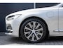 Volvo V90 T6 Automaat AWD Inscription Exclusive | Panoramisch schuif-/kantel dak | Verwarmbare  | Premium Audio by Harman Kardon | Verwarmbare voorstoelen en stuurwiel | Massagefunctie in de voerstoelen | Rondom zichtcamera | Geïntegreerde stoelverhogers | Verwarmbare voorruit | Alarmklasse 3