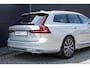 Volvo V90 T6 Automaat AWD Inscription Exclusive | Panoramisch schuif-/kantel dak | Verwarmbare  | Premium Audio by Harman Kardon | Verwarmbare voorstoelen en stuurwiel | Massagefunctie in de voerstoelen | Rondom zichtcamera | Geïntegreerde stoelverhogers | Verwarmbare voorruit | Alarmklasse 3