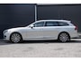 Volvo V90 T6 Automaat AWD Inscription Exclusive | Panoramisch schuif-/kantel dak | Verwarmbare  | Premium Audio by Harman Kardon | Verwarmbare voorstoelen en stuurwiel | Massagefunctie in de voerstoelen | Rondom zichtcamera | Geïntegreerde stoelverhogers | Verwarmbare voorruit | Alarmklasse 3