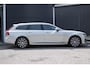 Volvo V90 T6 Automaat AWD Inscription Exclusive | Panoramisch schuif-/kantel dak | Verwarmbare  | Premium Audio by Harman Kardon | Verwarmbare voorstoelen en stuurwiel | Massagefunctie in de voerstoelen | Rondom zichtcamera | Geïntegreerde stoelverhogers | Verwarmbare voorruit | Alarmklasse 3
