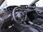 Peugeot e-2008 EV GT 54 kWh | Trekhaak | Stoelverwarming + massage | Camera | Cruise adapt. | Navi | 17" LM | Warmtepomp | LED | Zeer nette auto |