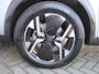 Peugeot e-2008 EV GT 54 kWh | Trekhaak | Stoelverwarming + massage | Camera | Cruise adapt. | Navi | 17" LM | Warmtepomp | LED | Zeer nette auto |