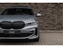 BMW 1-Serie 118i Aut. | M-Sport | Live Cockpit | Schaalstoelen | Panorama | H&K | Camera | 19"LM | Frozen Pure Grey