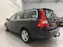 Volvo V70 T4 Nordic+ aut. TREKHAAK/ZWART LEER/XENON/NAVI/ECC/CRUISE/STOELVERWARMING/DAKRAILS/PARKEERSENSOREN/VOLLEDIGE VOLVO DEALER OH HISTORIE, RECENT GROTE OH BEURT GEHAD, DIST. RIEM IS VERVANGEN