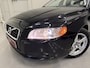Volvo V70 T4 Nordic+ aut. TREKHAAK/ZWART LEER/XENON/NAVI/ECC/CRUISE/STOELVERWARMING/DAKRAILS/PARKEERSENSOREN/VOLLEDIGE VOLVO DEALER OH HISTORIE, RECENT GROTE OH BEURT GEHAD, DIST. RIEM IS VERVANGEN