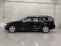 Volvo V70 T4 Nordic+ aut. TREKHAAK/ZWART LEER/XENON/NAVI/ECC/CRUISE/STOELVERWARMING/DAKRAILS/PARKEERSENSOREN/VOLLEDIGE VOLVO DEALER OH HISTORIE, RECENT GROTE OH BEURT GEHAD, DIST. RIEM IS VERVANGEN