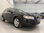 Volvo V70 T4 Nordic+ aut. TREKHAAK/ZWART LEER/XENON/NAVI/ECC/CRUISE/STOELVERWARMING/DAKRAILS/PARKEERSENSOREN/VOLLEDIGE VOLVO DEALER OH HISTORIE, RECENT GROTE OH BEURT GEHAD, DIST. RIEM IS VERVANGEN