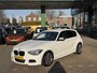 BMW 1-Serie M135i High Executive AUTOMAAT |HARMAN/KARDON | DODEHOEK DETECTIE | ACHTERUIT RIJ CAMERA| SPORT STOELEN| KEYLESS ENTRY/GO|NAVIGATIE | BI- XENON KOPLAMPEN | STOEL VERWARMING |