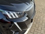 Peugeot e-2008 EV GT Pack 50 kWh AUTOMAAT |PANORAMADAK | ACHTERUIT RIJ CAMERA| SPORT STOELEN| KEYLESS ENTRY/GO| NAVIGATIE | LED KOPLAMPEN | STOEL VERWARMING |