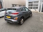 Hyundai Kona 1.0T ESSENSE | PLUS PACK | NL-AUTO! | CAMERA | ALL SEASON | NAVI | CLIMA | CRUISE | PARKEERSENSOREN | APPLE CARPLAY & ANDROID AUTO | VOLLEDIG ONDERHOUDEN!