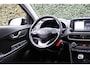 Hyundai Kona 1.0T ESSENSE | PLUS PACK | NL-AUTO! | CAMERA | ALL SEASON | NAVI | CLIMA | CRUISE | PARKEERSENSOREN | APPLE CARPLAY & ANDROID AUTO | VOLLEDIG ONDERHOUDEN!