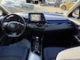 Toyota C-HR 1.8 Hybrid Bi-Tone AUTOMAAT | APPLE CARPLAY | CAMERA | NAVIGATIE | AIRCO/EC | CRUISECONTROL | PARKEERSENSOREN | TREKHAAK | DAB RADIO | LED VERLICHTING | STOELVERWARMING |