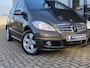 Mercedes-Benz A-klasse 160 Business Class Avantgarde / Automaat / NL-Auto / 2e-Eigenaar / Cruise-Control / Afneembare-Trekhaak / Radio-Bluetooth / Airco / Armsteun-Voor / 16'' LMV / ENZ.