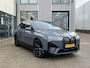 BMW iX xDrive50 Business Edition Plus 112 kWh | Nieuwprijs €128.798,-!!/NL Auto/1e Eig./Luchtvering/Navi/Pano.Dak/Leder/Elektr.Wegklapbare Trekhaak/Apple Car-Play-Android Auto