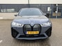 BMW iX xDrive50 Business Edition Plus 112 kWh | Nieuwprijs €128.798,-!!/NL Auto/1e Eig./Luchtvering/Navi/Pano.Dak/Leder/Elektr.Wegklapbare Trekhaak/Apple Car-Play-Android Auto