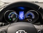 Toyota Auris 1.8 Hybrid Sport Automaat (NAVIGATIE, CLIMATE, CAMERA, STOELVERWARMING, GETINT GLAS, SPORTSTOELEN, CRUISE, KEYLESS, TREKHAAK, NIEUWSTAAT)
