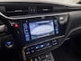 Toyota Auris 1.8 Hybrid Sport Automaat (NAVIGATIE, CLIMATE, CAMERA, STOELVERWARMING, GETINT GLAS, SPORTSTOELEN, CRUISE, KEYLESS, TREKHAAK, NIEUWSTAAT)