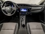Toyota Auris 1.8 Hybrid Sport Automaat (NAVIGATIE, CLIMATE, CAMERA, STOELVERWARMING, GETINT GLAS, SPORTSTOELEN, CRUISE, KEYLESS, TREKHAAK, NIEUWSTAAT)