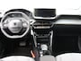Peugeot 208 Allure Hybrid 110pk Automaat | Navigatie | Climate Control | Cruise Control | Parkeersensoren v+a | Armsteun | Digitaal instrumentenpaneel | Draadloze Apple Carplay / Android Auto | DAB+ radio | All seasonbanden | Led koplampen | Donker getint glas | 16" lichtmetalen velgen |